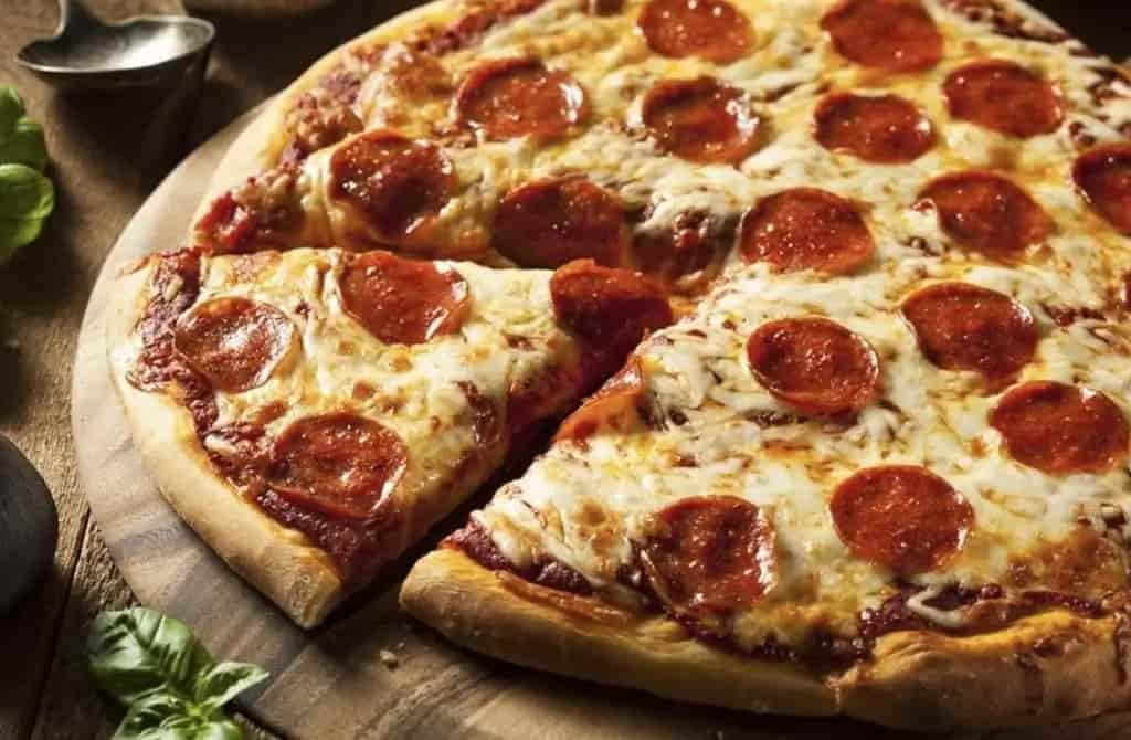 Làm Pizza Pepperoni bằng nồi chiên không dầu